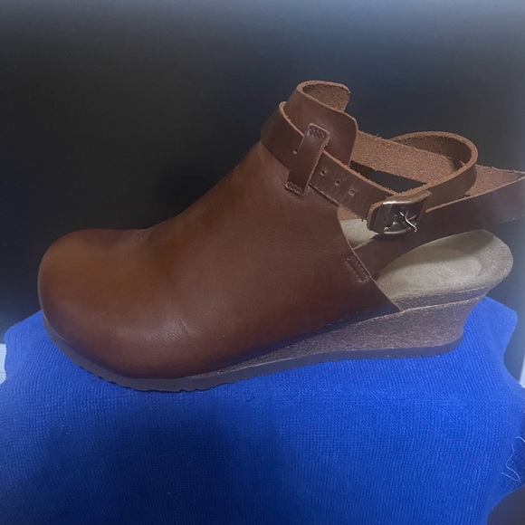 Brown leather Birkenstock clog. - Picture 3 of 4